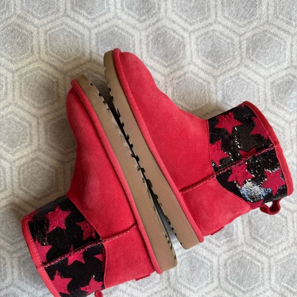 UGG Classic Mini Sequin Stars Ankle Boots Red Black Size 7 Women’s - Picture 5 of 13